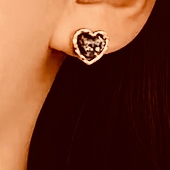 “Seashell Shards” Black Hearts Iridescent Shell Flake Chip Ocean Romance Studs - Picture 4 of 15